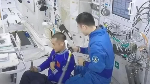 Kineski astronauti pokazali kako izgleda šišanje na svemirskoj stanici (VIDEO)