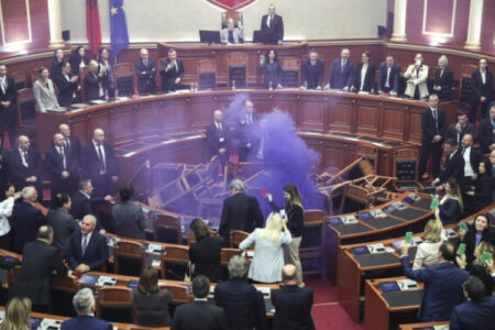 NOVI INCIDENT U TIRANI Poslanik htio da zapali parlament (VIDEO)