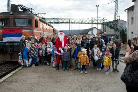 Mališani uživali i dobili paketiće: „Željeznice“ organizovale vožnju vozom Djeda Mraza