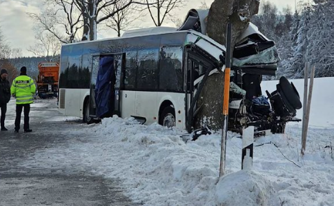 HOROR U ČEŠKOJ Autobus se zakucao u vozilo zimske službe: U teškoj nesreći poginuo dječak (10) (FOTO)