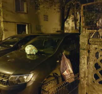 KOMŠILUK POSLAO JASNU PORUKU Samoživi vozač nepropisno parkirao automobil, pa naljutio komšije (FOTO)