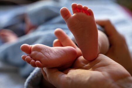 UŽAS U PORODILIŠTU Babica odsjekla dio prsta novorođenčetu, odmah suspendovana