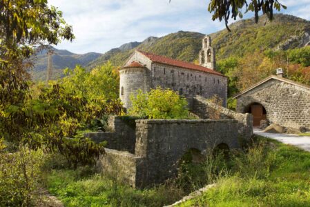 POŽAR GASILO 14 VATROGASACA U potpunosti izgorio monaški konak poznatog manastira u Crnoj Gori