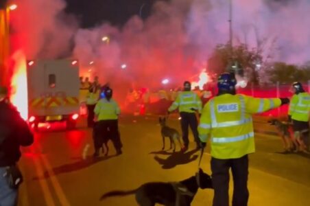 HAOS U ENGLESKOJ Poljski navijači zapalili policajca, ranjeno još 3 ljudi (VIDEO)