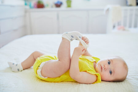 Četiri savjeta da to spriječite: Zbog ovoga bebe stalno skidaju čarape