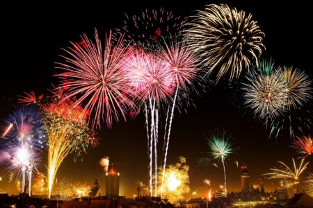 „BUČNI“ OBIČAJI ŠIROM SVIJETA KRIJU MRAČNU TAJNU Iznenadiće vas zbog čega danas proslavljamo Novu godinu uz vatromet