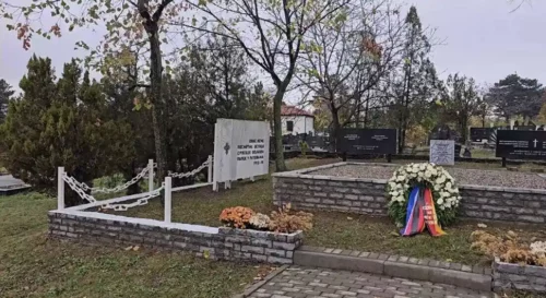 Na pravoslavno groblje u Prištini vraćen spomenik srpskim vojnicima