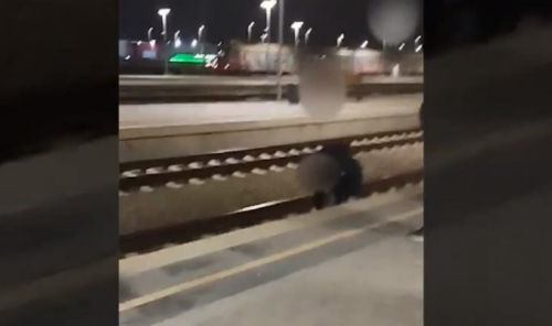 SKAČU NA ŠINE ČEKAJUĆI VOZ Opasna igra dječaka na željezničkoj stanici u Beogradu