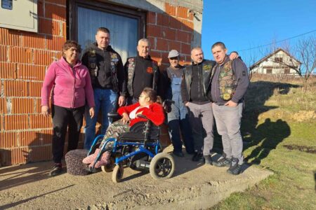 HUMANOST BEZ GRANICA Bajkeri iz Prnjavora uručili električna invalidska kolica djevojci iz Slatine