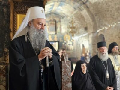 Patrijarh Porfirije posjetio Srbe u Orahovcu i uručio poklone