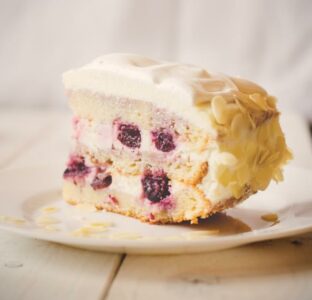 Preukusna keks torta sa voćem i jogurtom