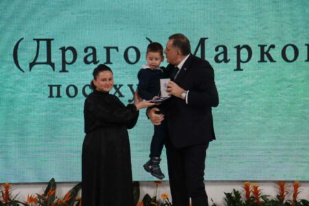(FOTO/VIDEO) DA SRCE PREPUKNE! Dodik primio u naručje sina ubijenog inspektora iz Bijeljine: Njegova žena u suzama dočekala posthumnu medalju