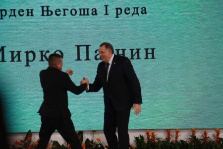 (FOTO/VIDEO) UZ BRATSKI POZDRAV I ZAGRLJAJ Dodik uručio orden Baji Malom Knindži