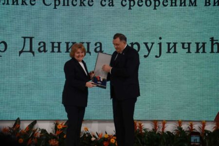 (FOTO) POVODOM ROĐENDANA SRPSKE Dodik uručio orden dr Danici Grujičić