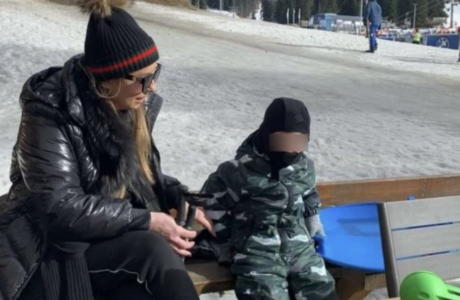 (FOTO) SIN ALEKSANDRE PRIJOVIĆ UŽIVA U ZIMSKIM ČAROLIJAMA Pjevačicina svekrva odvela unuka na skijanje