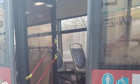 NEVJEROVATAN INCIDENT Čovjeku u autobusu pao prozor na glavu (FOTO)