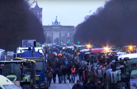 PROTESTI U BERLINU Poljoprivrednici ispred Brandenburške kapije (VIDEO)