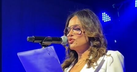 (FOTO/VIDEO) SEVERINA NA NASTUPU POKAZALA SREDNJI PRST Otpjevala pjesmu posvećenu sinu i obratila se javnosti