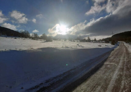 (FOTO) BEZ STRUJE I VODE Muke mještana sela od Drvara prema Glamoču: Okovani snijegom i ledom