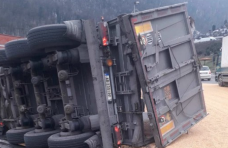 (VIDEO) TEŠKA SAOBRAĆAJNA NESREĆA Kamion sletio sa puta, pa se zakucao u automobile