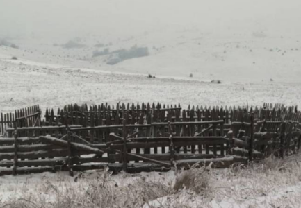 (FOTO) Na Manjači prava zimska idila: Snijeg prekrio brda, magla se spustila na puteve