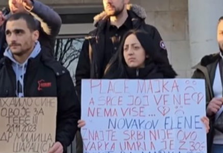 ODRŽAN PROTEST PROTIV AKUŠERSKOG NASILJA U SREMSKOJ MITROVICI Marica u prvom redu nosila transparent (VIDEO)
