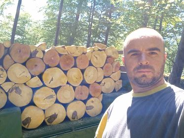 (FOTO) KOMŠIJSKA SOLIDARNOST NA DJELU Miloševići iz Bratunca pomogli porodici  Karamujić: Nismo mogli da ih gledamo kako se smrzavaju, pa smo im dovezli kamion drva