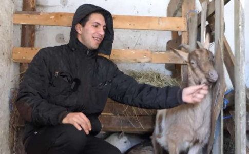 „SVI BJEŽE U GRAD, A JA NA SELO“ Mladić iz Donjeg Vakufa uz pomoć dobrih ljudi započeo novi život uz magarca i 4 koze (VIDEO)