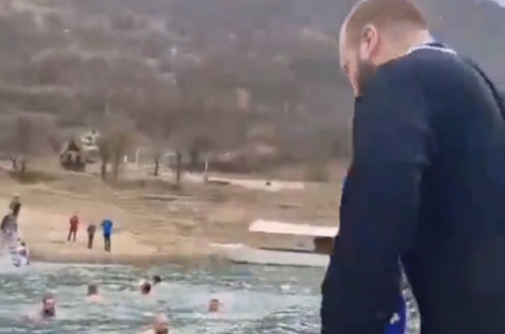 (VIDEO) SCENA ŠOKIRALA VJERNIKE Pop blagoslovio plivanje za Časni krst, pa u mantiji skočio u vodu