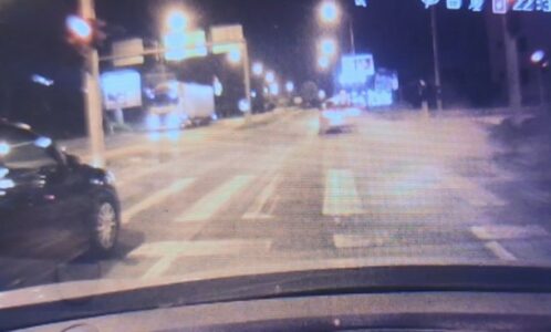 DRAMATIČAN VIDEO Opasna vožnja u Banjaluci: Punom brzinom projurio kroz crveno svjetlo