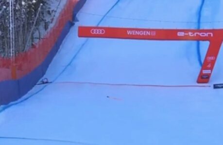 (UZNEMIRUJUĆI VIDEO) Strašan pad norveškog skijaša: Udario u ogradu dok je išao 145km/h