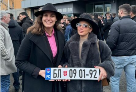 „KOMENTARI TRI, ČET’RI, SAD“ Potpredsjednica NSRS Ana Ljubojević u Sarajevu pozirala sa tablicom Banjaluke