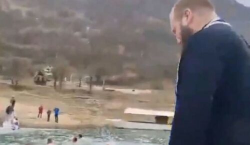 O OVOM SVEŠTENIKU DANAS PRIČA BALKAN Blagoslovio plivanje za Časni krst, a ono što je uradio nakon toga oduševilo je mnoge (VIDEO)