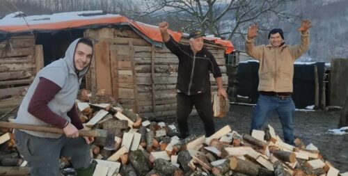KAPA DO PODA Mladići iz BiH iscijepali drva porodici čiji su članovi bolesni (FOTO)