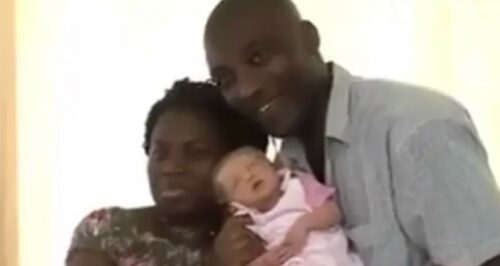OTAC ODMAH TRAŽIO DNK TEST Crni roditelji dobili potpuno bijelu bebu plavih očiju (VIDEO)