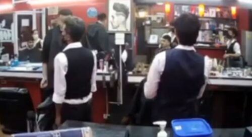 SVIJET ZAMIRE OD SMIJEHA Nezadovoljni mušterija zgrabio mašinicu i ošišao frizera (VIDEO)