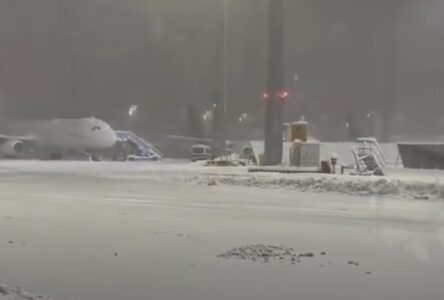 HAOS U NJEMAČKOJ Putnici zbog snježne oluje zaglavljeni u vozilima