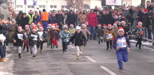 Trka malih Djeda Mrazeva u Bijeljini: Lijep dan izmamio djecu na ulice
