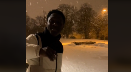 „ŠTA JE OVO“ Simpatičan video studenta iz Afrike koji prvi put u životu vidi snijeg (VIDEO)