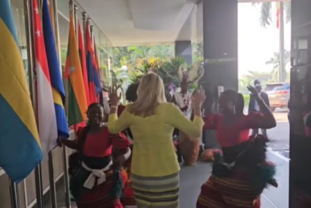(VIDEO) CVIJANOVIĆEVA ODUŠEVILA U UGANDI Priključila se domaćinima u tradicionalnom plesu dobrodošlice