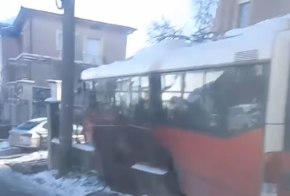 (VIDEO) DETALJI NESREĆE Povrijeđen vozač GSP-a nakon što je autobusom uletio u dvorište kuće