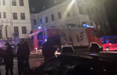 (VIDEO) GORI ZGRADA GIMNAZIJE, UČENICI EVAKUISANI Na terenu vatrogasna jedinica, urušio se dio krova