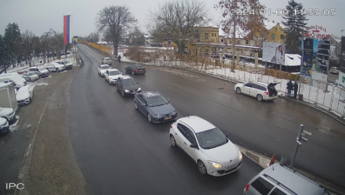 (FOTO) SVEČANO NA ULICAMA BANJALUKE Brojna vozila okićena zastavama Republike Srpske