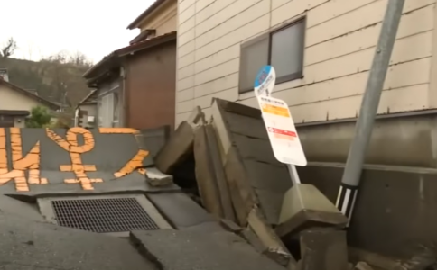 BROJ POGINULIH POVEĆAN NA 220 Rastu žrtve zemljotresa koji je pogodio Japan