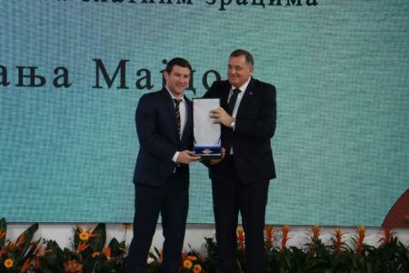 (FOTO) OČINSKI ZAGRLJAJ ODUŠEVIO SVE Dodik Majdovu dodijelio Orden časti sa zlatnim zracima