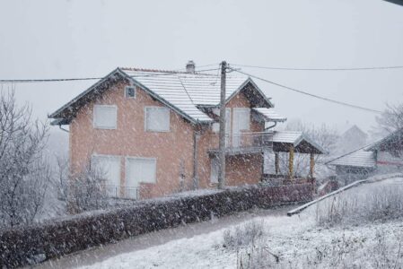 NAKON NAJTOPLIJEG DANA, ZAVEJALE PAHULJE Snijeg počeo da pada u Krajini, u Prijedoru fino zabijelilo (FOTO)