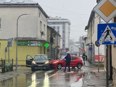 SAOBRAĆAJNA NESREĆA U BLIZINI OSNOVNE ŠKOLE U Novoj Varoši sudar dva automobila, mještani zabrinuti zbog „rizične raskrsnice“