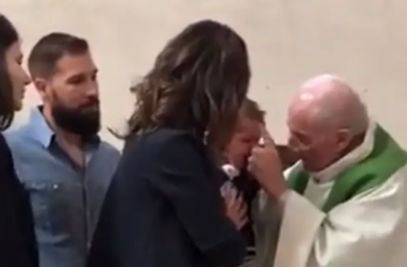 (VIDEO) OTAC ODMAH REAGOVAO Sveštenik tokom krštenja djevojčici udario šamar