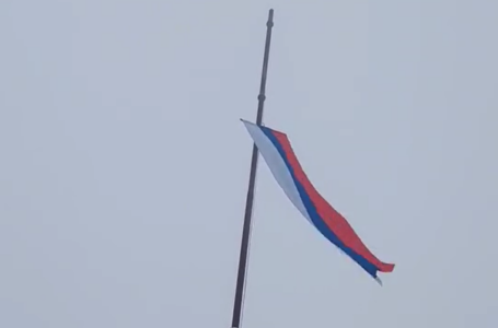 (FOTO/VIDEO) VELIČANSTVEN PRIZOR IZ LOPARA Na jarbolu visokom 25 metara vijori zastava Srpske