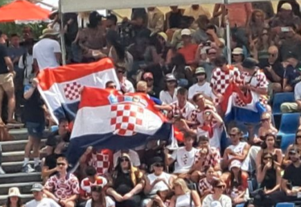 (FOTO) SKANDAL U MELBURNU Hrvati donijeli ustašku zastavu na meč Marina Čilića